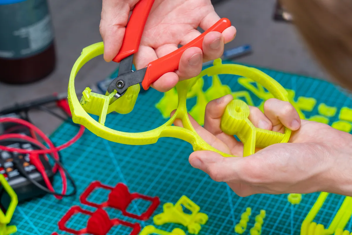 Removing support material from a 3D print with pliers